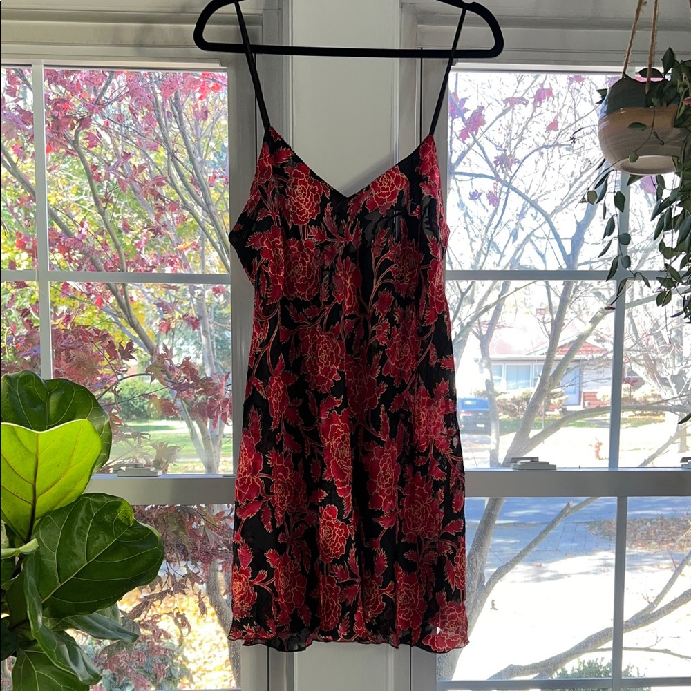 Vintage Vitoria secret gold label! Floral Lace Chemise - Black and Red
